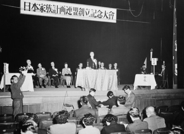 Congreso inaugural de la Federación Japonesa de Planificación Familiar celebrado en abril de 1954. (Kyōdō Images)