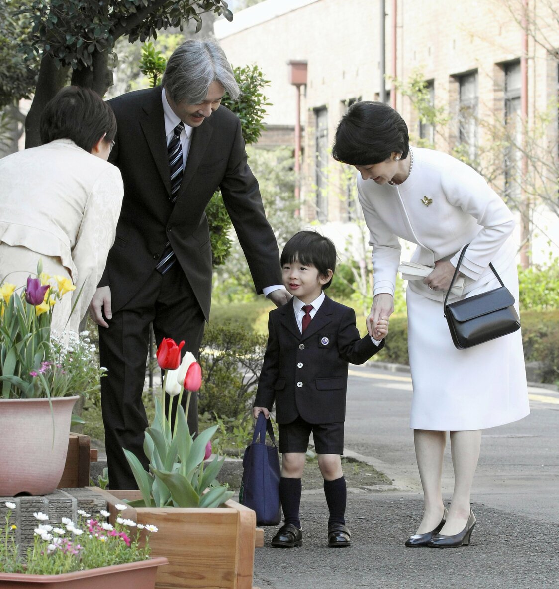 悠仁在秋筱宫夫妇陪伴下前去参加幼儿园入园仪式（记者团代表摄影，时事社）