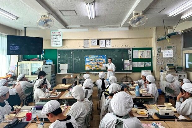 孩子们学习大米从种植到走上学校餐桌的全过程（图片：学校给食历史馆）