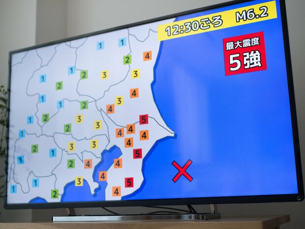 地震速报中,地图按危险程度由高至低依次以红、橙、黄、绿、蓝等颜色区分(示意图,PIXTA)