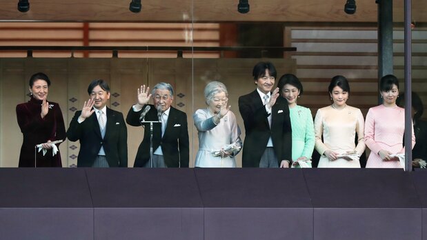 当时的天皇皇后、皇太子夫妇、秋筱宫夫妇等出席“平成”最后一次普通国民新年朝贺活动。2019年1月2日(图片:时事社)
