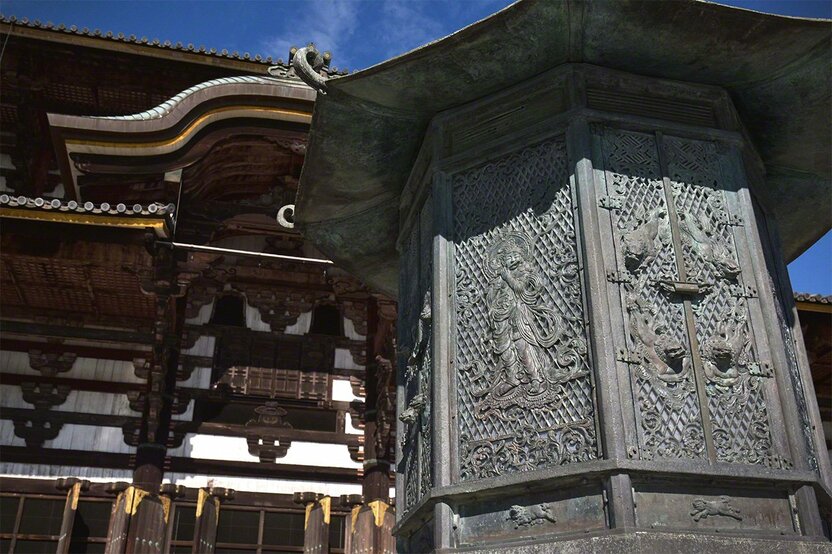 The octagonal lantern that stands in front of the Great Buddha Hall at Tōdaiji. At around 4.6 meters, it is the largest as well as the oldest gold-and-bronze lantern in Japan, and a national treasure. (© Muda Tomohiro)