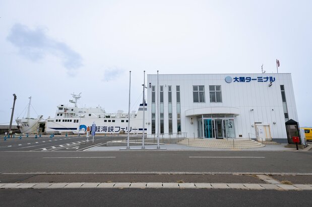 大间站与津轻海峡渡轮。附近有租车店，推荐开车环游小镇