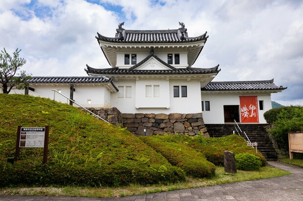 彰古馆内陈列着挂毯等展品，介绍了细川幽斋波澜壮阔的一生