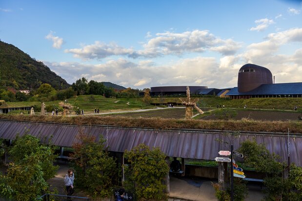 The park and the mountain backdrop viewed from upstairs in the food court. (© Nippon.com)