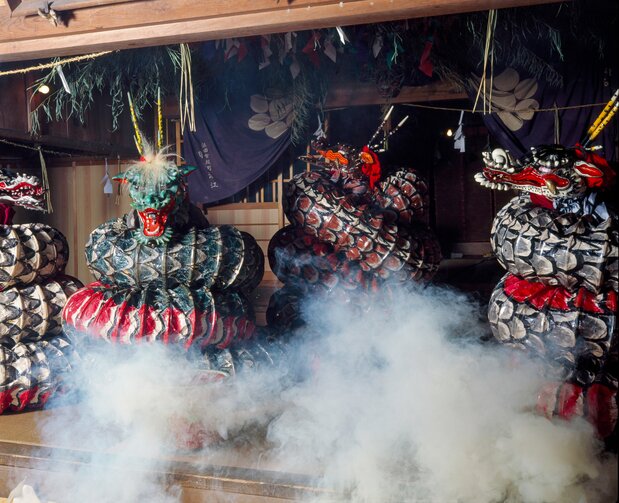 Humo con fuego y alboroto.