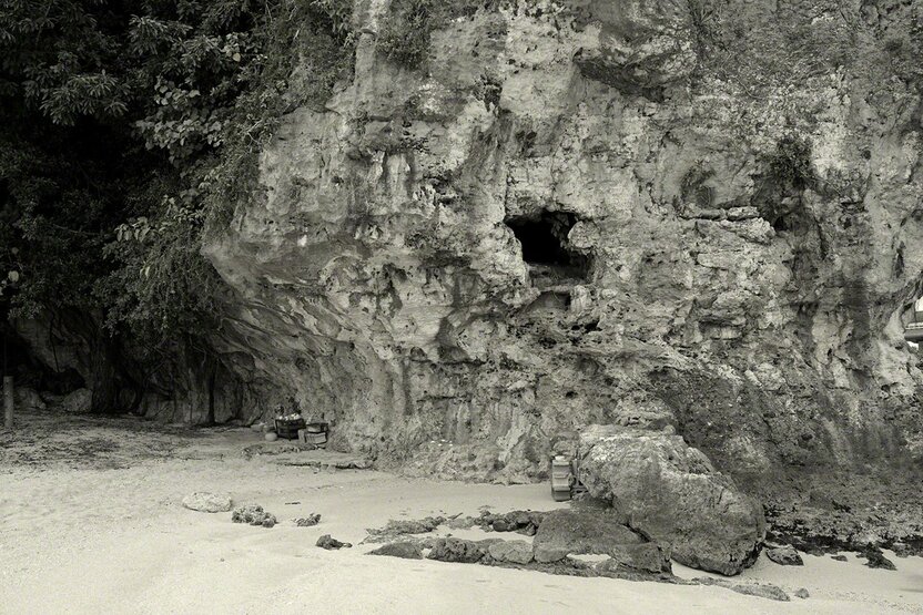The cliff facing the sea has been a sacred site since ancient times. (© Ōsaka Hiroshi)