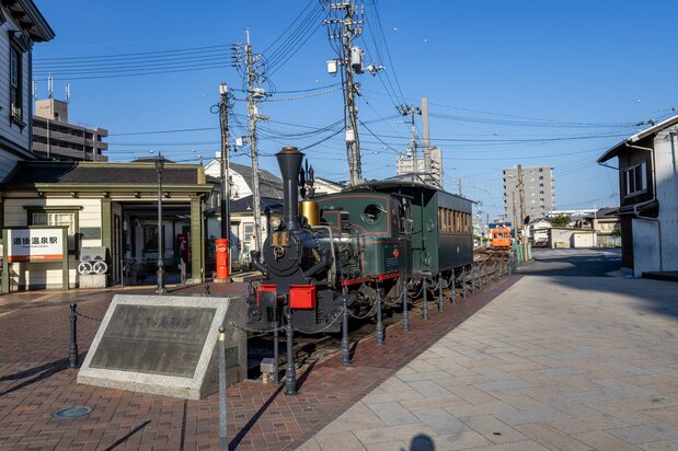 伊予铁道公司的“少爷列车”,复原了当年市民们出行时乘坐的蒸汽机车,不过发动机替换成了柴油机