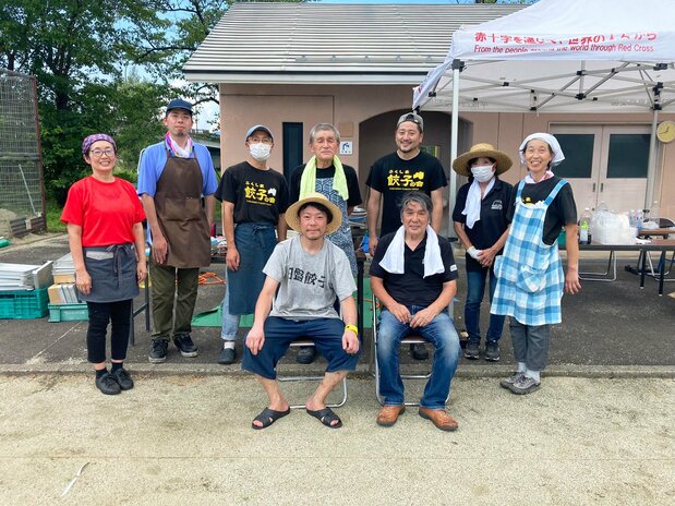 由提供圆盘饺子的店家所组成“福岛饺子之会”的成员合照。前排左为“中华朴传”的店主，现任会长冢原（福岛饺子之会提供）