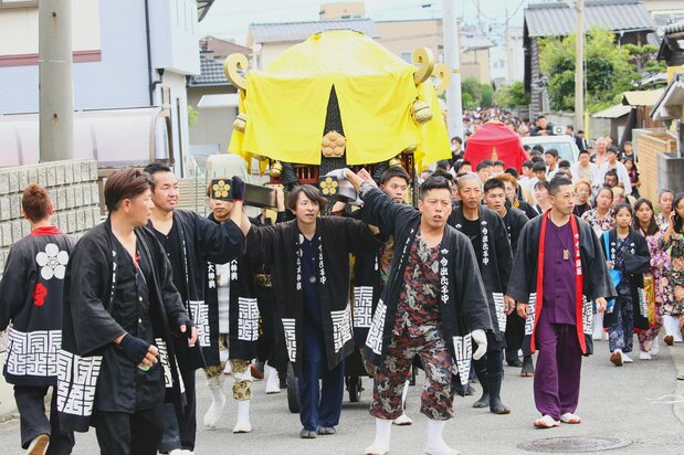 神舆在城里霸气游街一整天