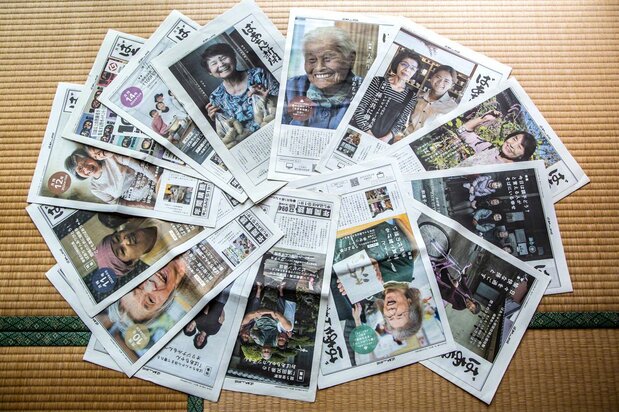 Espléndidas sonrisas de mujeres mayores decoran toda la portada.