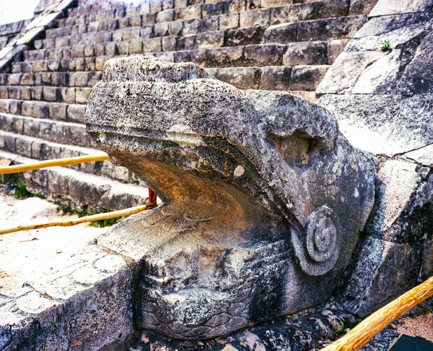 Imagen del dios serpiente en las ruinas de la ciudad histórica mexicana de Chichén Itzá.