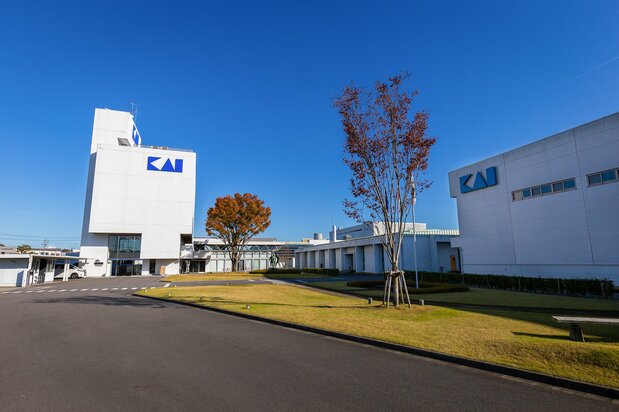 贝印的生产部门KAI INDUSTRIES本部（左），主要生产剃刀刀头、医疗用刀具的小屋名第一工厂（右）