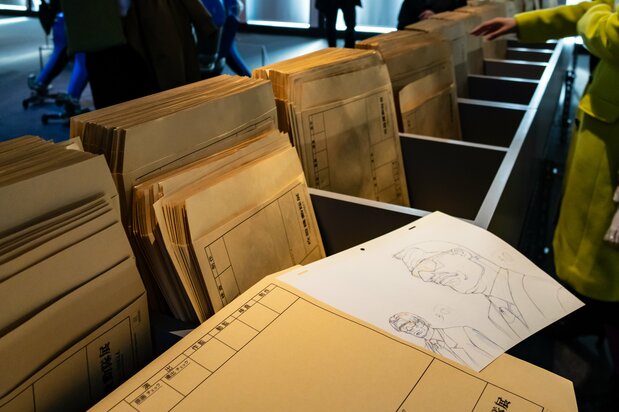 A paid experience where visitors dig through envelopes containing reproduced original artwork and can take selected items home. (© Nippon.com)