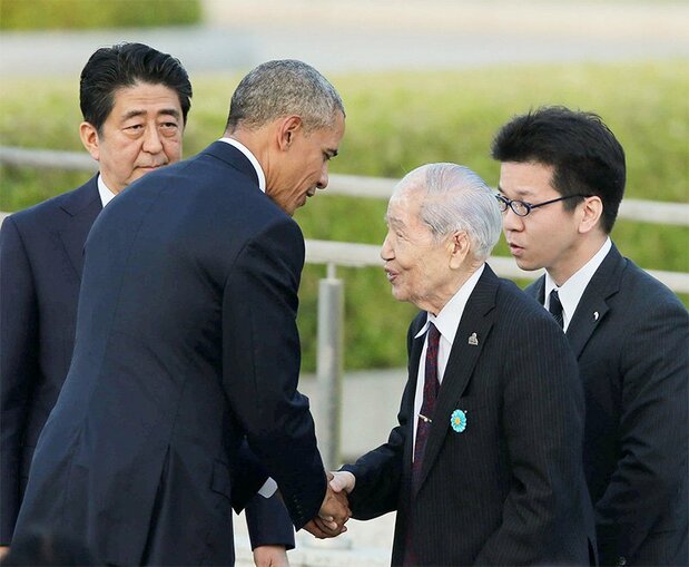 El entonces presidente estadounidense Barack Obama (centro izquierda) estrecha la mano e intercambia unas palabras con Tsuboi Sunao (centro derecha), superviviente de la bomba atómica, en el Parque Memorial de la Paz, 27 de mayo de 2016, Hiroshima. (Jiji Press)