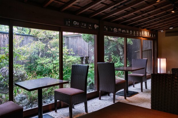 從擴建的咖啡館眺望庭園