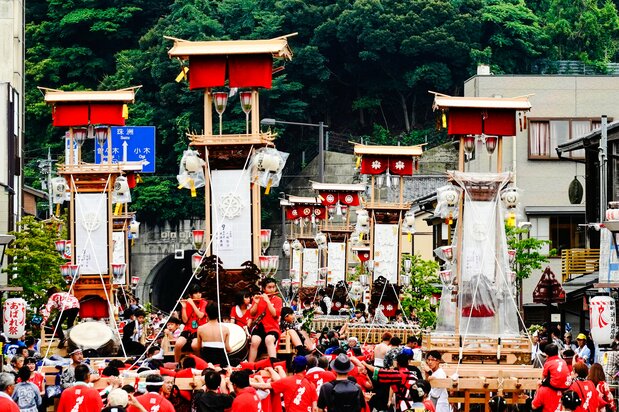 かつて宇出津では10メートルを超えるキリコが巡行していたが、1921（大正10）年、町中に電線が張られたため、七尾市石崎町に譲り渡した
