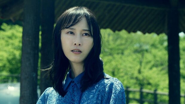 被卷入悲剧之中的东升的妻子静,由松井玲奈饰演 ©2024 GOLD BOY