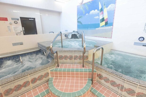 从侧面喷出水泡的按摩浴池（中）、从底部出泡的震颤按摩浴池（左）和电极脉冲按摩浴池（右）（图片：Fukusako Ayako）