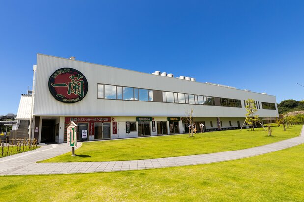 一兰之森的建筑。左侧为店铺，右侧深处有博物馆、生产车间
