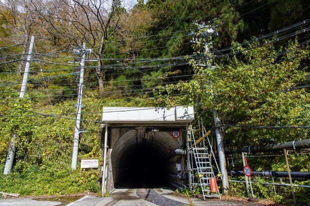 スーパーカミオカンデへと向かう池の山の坑道