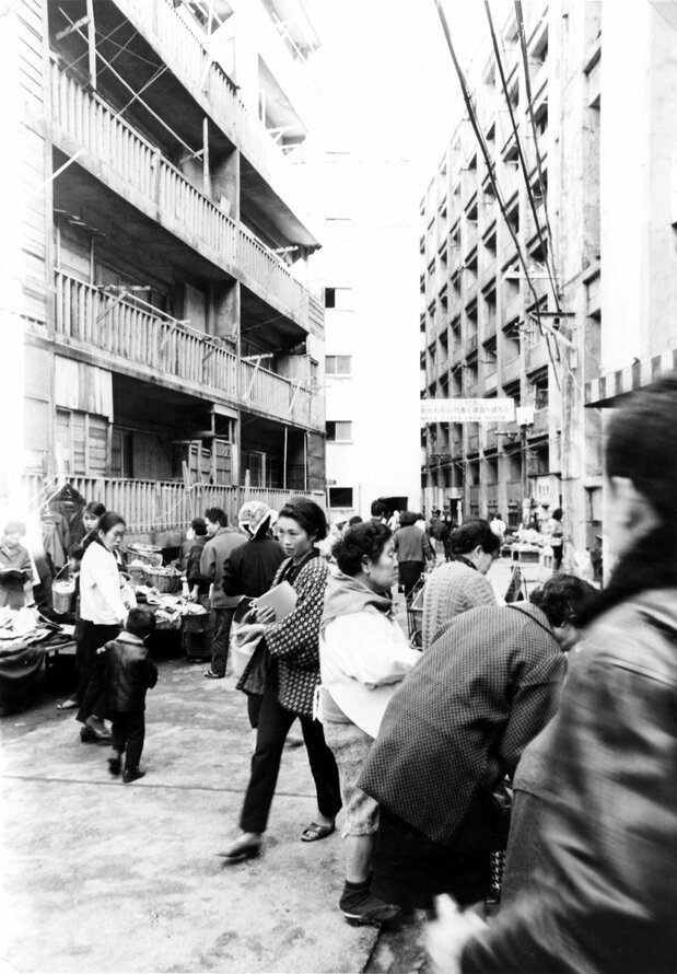 The busy Aozora Market. (© Gunkanjima Digital Museum)