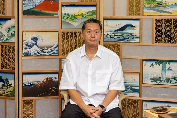 坂井英治二十几岁时辞掉商社的工作,改行为浮世绘出版商