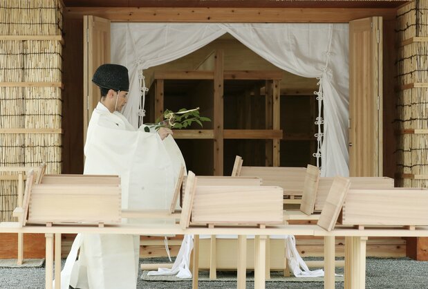 向皇居献上大尝祭专用稻米的“新谷供纳”仪式，2019年10月15日，皇居东御苑[记者团代表摄影]（时事社）