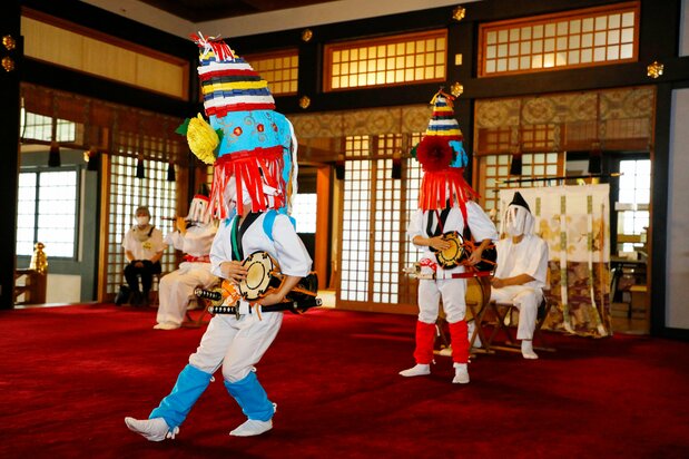 أقيم مهرجان أوجي دينجاكو (Ōji Dengaku) بدون متفرجين في أوائل أغسطس/ آب 2020. في الواقع، نشر الضريح إشعارًا يفيد بأنه سيتم إلغاء المهرجان إذا حضره أي من الجمهور حتى وإن كان شخصاً واحداً فقط. (© مكتبة هاغا)