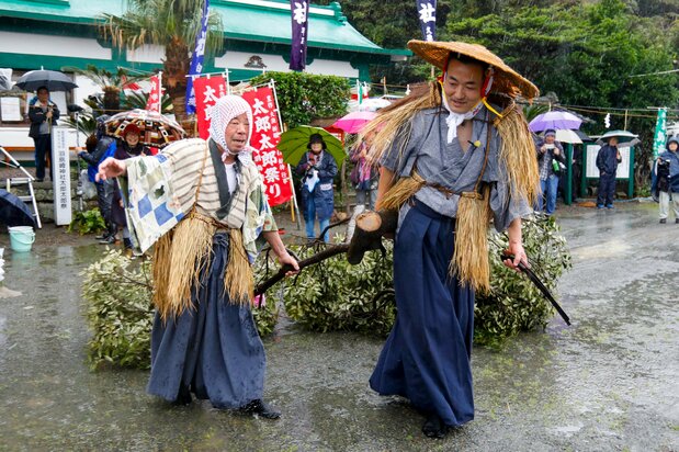 Tarō (a la izquierda), el protagonista de la “siembra”, con su padre. Utilizan ramas de árbol a modo de aperos de labranza.