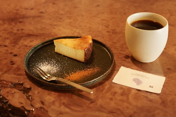 The cup helps you to sense the warmth with your hands. An accompanying card describes the coffee blend. (© Kawaguchi Yōko)