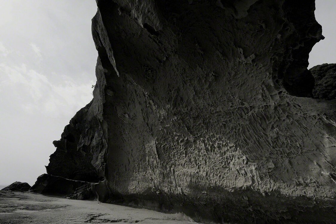 These vast caves were carved into the rock by tidal erosion. (© Ōsaka Hiroshi)