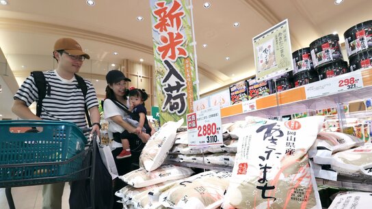 コメ価格、2年ぶりに2000円台 : 25年産の在庫圧縮のための特売も