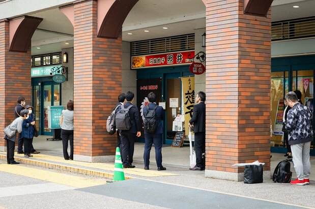 “饺子照井 福岛车站东口店”有很多来观光和出差的客人光顾，热闹非凡
