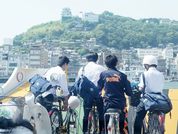 尾道和向岛之间的渡船。当地中学生靠渡船上下学，骑行者也可以带着车上船