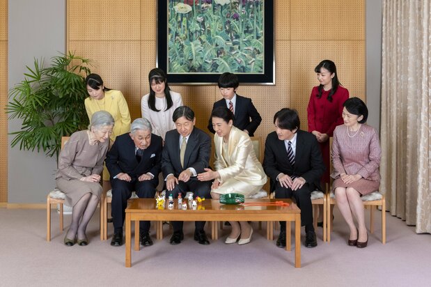 The first imperial family photo taken after the imperial succession shows Emperor Naruhito and Empress Masako at center, with Emperor Emeritus Akihito and Empress Emerita Michiko at left. (© Reuters)