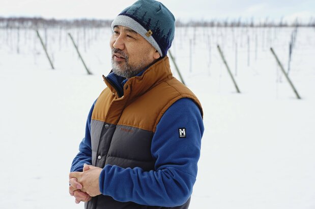 Soga Takahiko gère la culture du raisin ainsi que la vinification au Domaine Takahiko. (© Ukita Yasuyuki)
