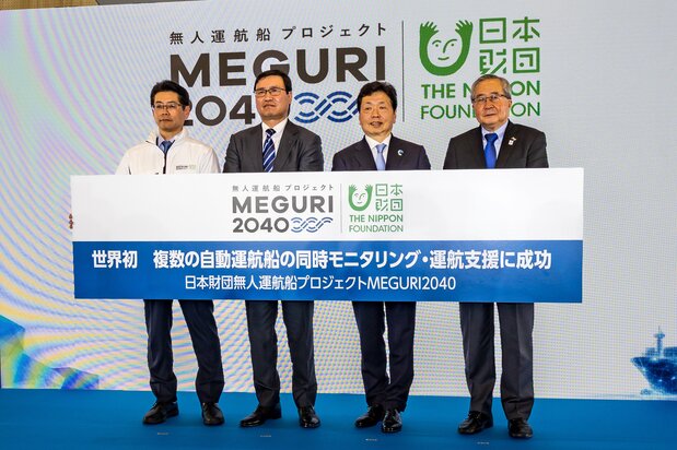 出席记者会的项目相关人员。左起依次为海野光行、全日本海员工会委员长松浦满晴、国土交通省事务次官水岛智、日本财团会长尾形武寿
