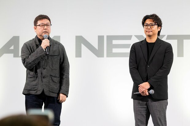 新影片在东京新宿“GUNDAM NEXT FUTURE -FINAL-”活动上发布。图为出席活动的辻本导演（左）和制片人森下健太郎（右）（图片：万代南梦宫影像制作）