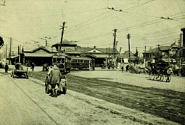 El edificio de ladrillo de la estación, terminado en 1885. Fotografía tomada durante la era Taishō (1912-1926). (Imagen cedida por Kajima Corporation)