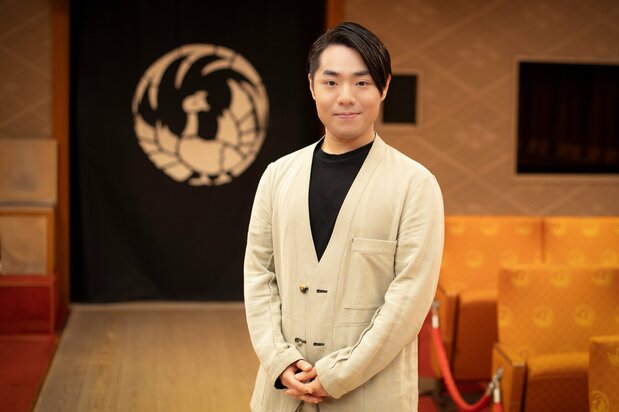 中村鹰之资在歌舞伎座的“凤凰丸”纹章前，目光中充满自信