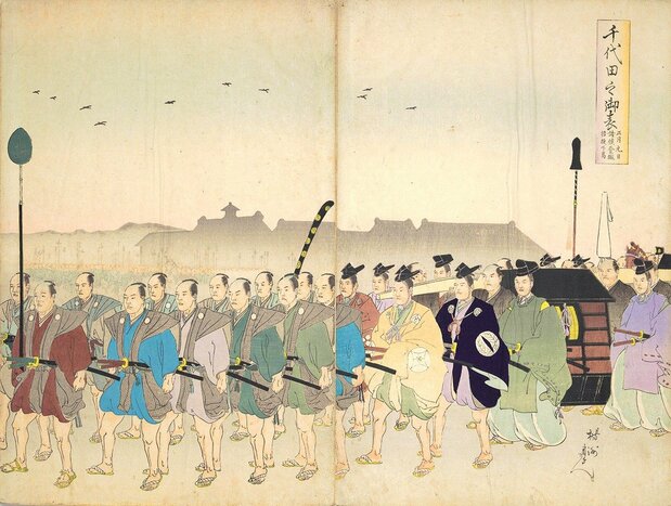 Grabado de Yōshū Chikanobu, Chiyoda no on-omote (“La vida oficial en el castillo de Chiyoda”), titulado Ueno onari (“Visita oficial del shōgun a Ueno”), que representa la comitiva del shōgun dirigiéndose a Kan’ei-ji. Los okachi que encabezan la procesión llevan sandalias de paja directamente sobre los pies desnudos. (Colección de la Biblioteca Nacional de la Dieta)