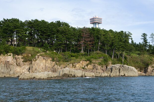 屏风岩后方的东寻坊塔，登临俯瞰，可将越前海岸的壮丽景色尽收眼底
