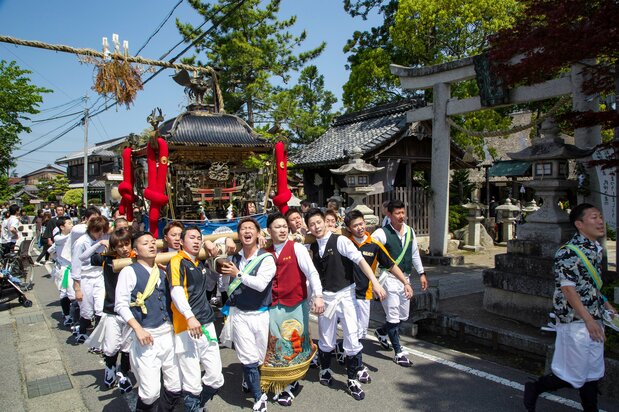 神輿は500キロ超。垂直に近い崖を運び上げるのも荒行だ