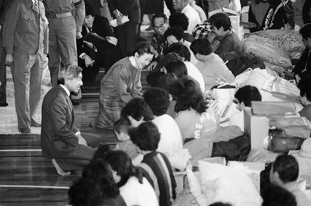 Crown Prince Akihito and Crown Princess Michiko talk to evacuated residents of Izu Ōshima in central Tokyo. (© Jiji)