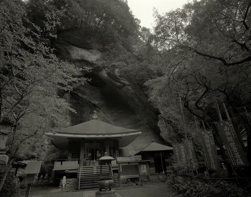 背靠岩壁的观音堂(摄影:大坂宽)