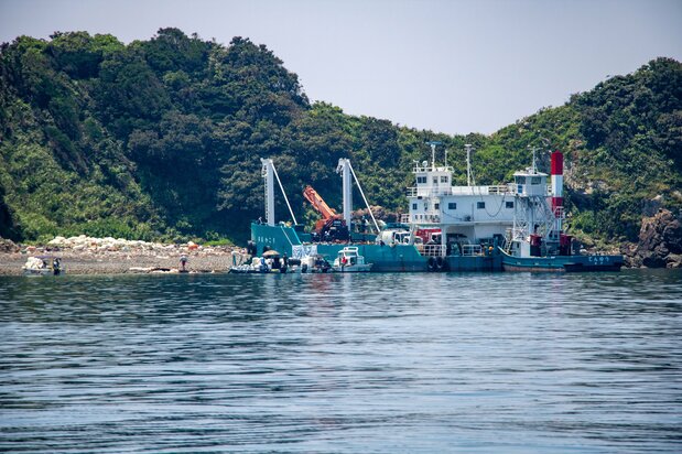 此次行动基地所在的海岸，从远处就能看到堆积如山的垃圾