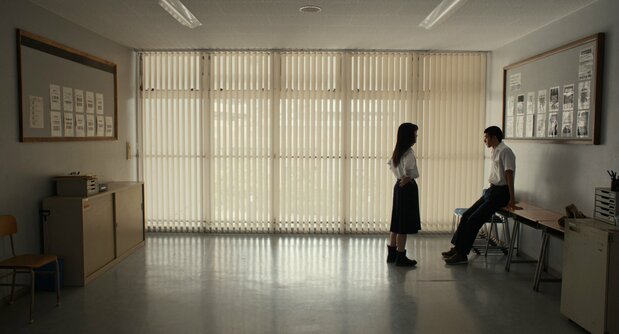 コウはデモに参加するフミ（祷キララ、左）と親しくなる　© 2024 Music Research Club LLC