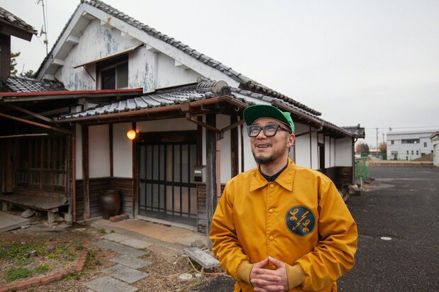 Ōkuma frente a la casa tradicional. ¿Cómo se transforma una vivienda desocupada en un lugar para la comunidad? Cada vez recibe más consultas sobre experimentos sociales con cafeterías gestionadas por mujeres mayores.