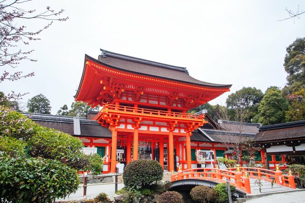 相当于本殿正门的“楼门”重建于1628年,与左右两侧的“回廊”同为日本重要文化遗产。据说鲜红色寓意驱魔辟邪